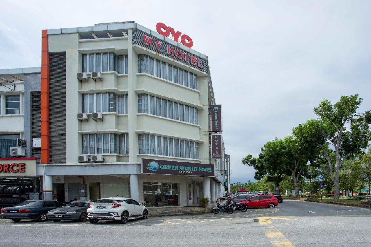Oyo 89966 Green World Hotel @ Seri Putra Kajang Bagian luar foto
