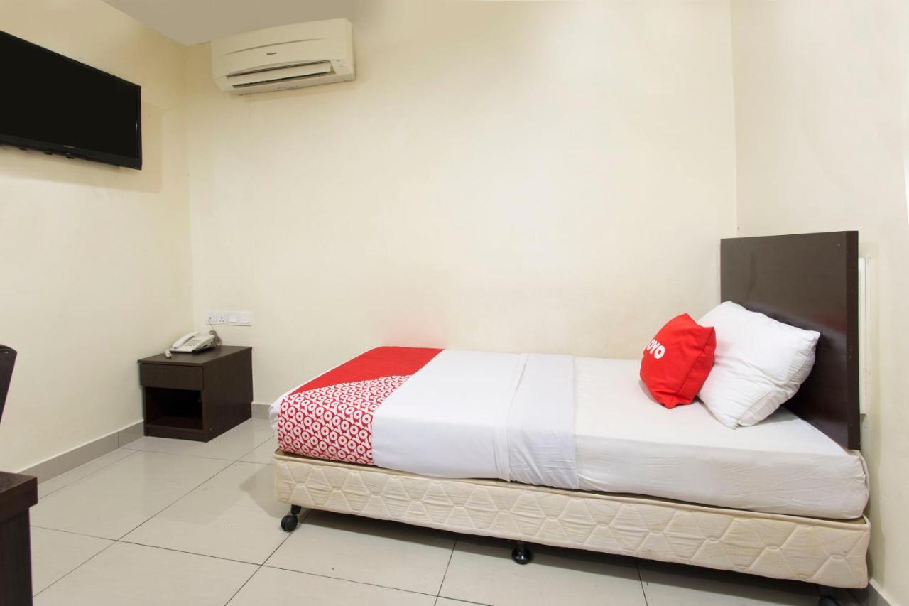 Oyo 89966 Green World Hotel @ Seri Putra Kajang Bagian luar foto